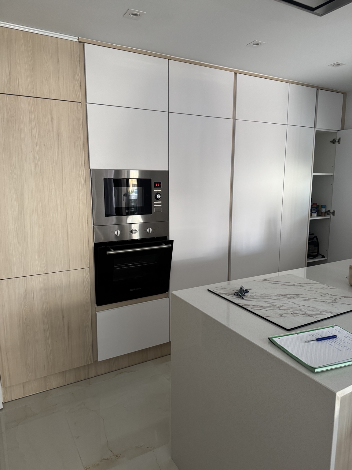 Interieurreferentie: witte keuken met lichte eiken kasten en licht werkblad